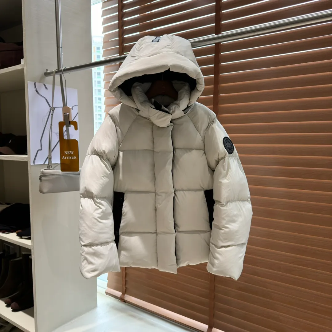 P780 Style No. Y110 𝗖𝗔𝗡𝗔𝗗𝗔 𝗚𝗢𝗢𝗦𝗘｜Canada Goose 𝗝𝘂𝗻𝗰𝘁𝗶𝗼𝗻Capsule Short Down Jacket/Ouyang Nana Generation 𝗦𝗶𝘇𝗲: 𝗫𝗦 𝗦 𝗠 𝗟 𝗫𝗟 Product color: black, white